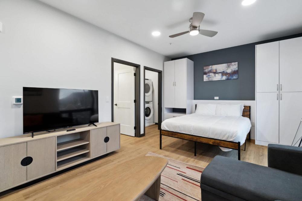 CozySuites Mass with parking lounge & roof deck #25